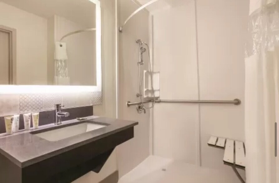 More Photos Of 120 W Pershing Blvd, North Little Rock Hotel For Sale