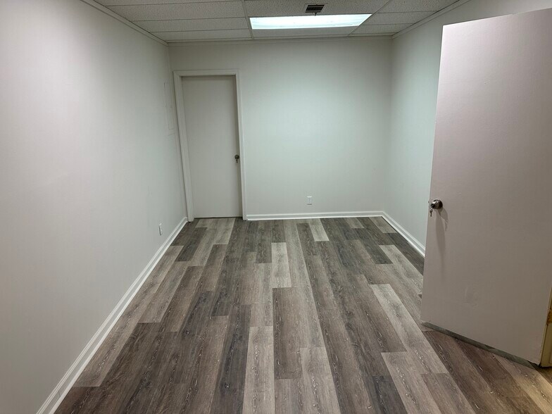 More Photos Of 115 Village Pl, Fairfield Bay Storefront For Lease