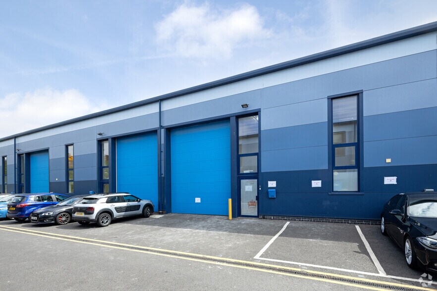 More Photos Of 13 Creek Way, Rainham Warehouse For Lease