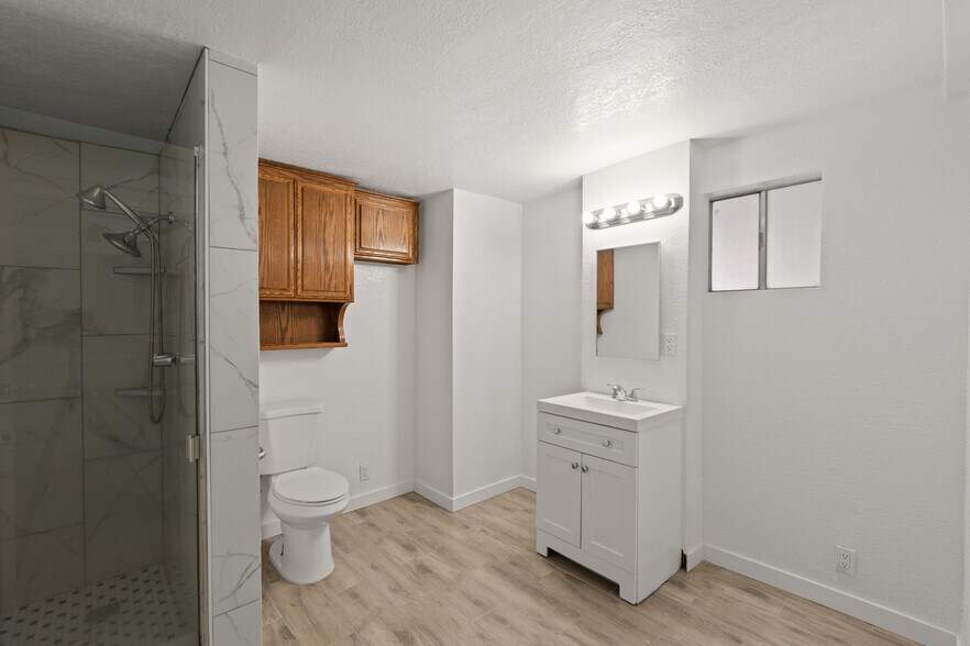 More Photos Of 1825 Baker St, Bakersfield Specialty For Sale