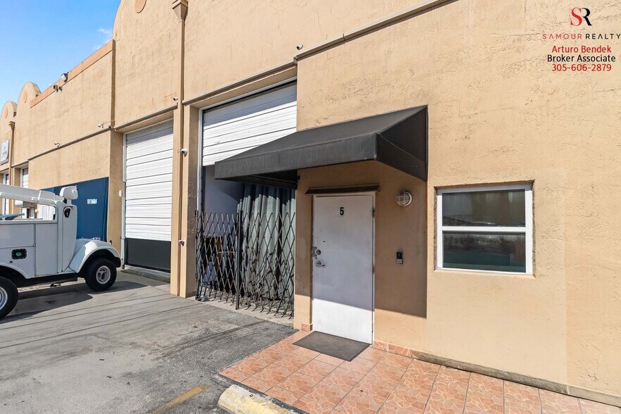 More Photos Of 1723-1745 W 37th St, Hialeah Showroom For Sale