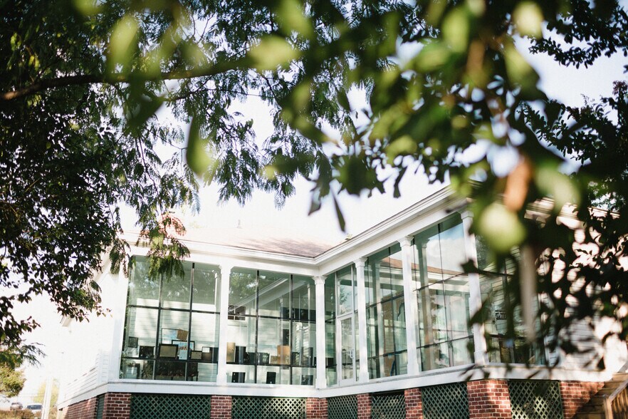 More Photos Of 1031 N Congress St, Jackson Office For Sale