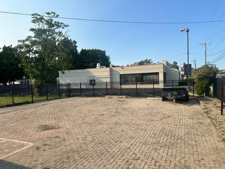 More Photos Of 24056 Pilgrim, Redford Medical For Lease