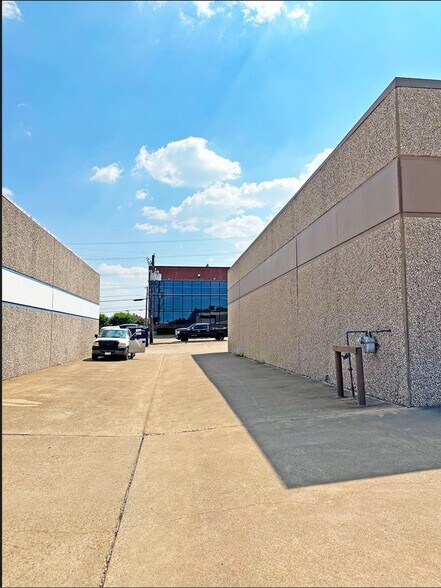 More Photos Of 1914 Silver St, Garland Warehouse For Sale