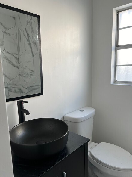 More Photos Of 530 S 7th St, Las Vegas Office Residential For Lease