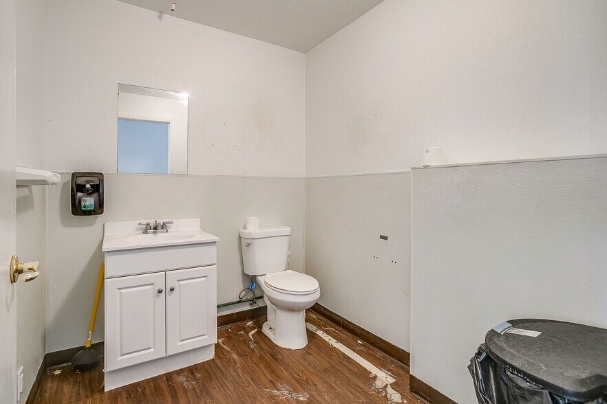 More Photos Of 5801 Curzon Ave, Fort Worth General Retail For Lease