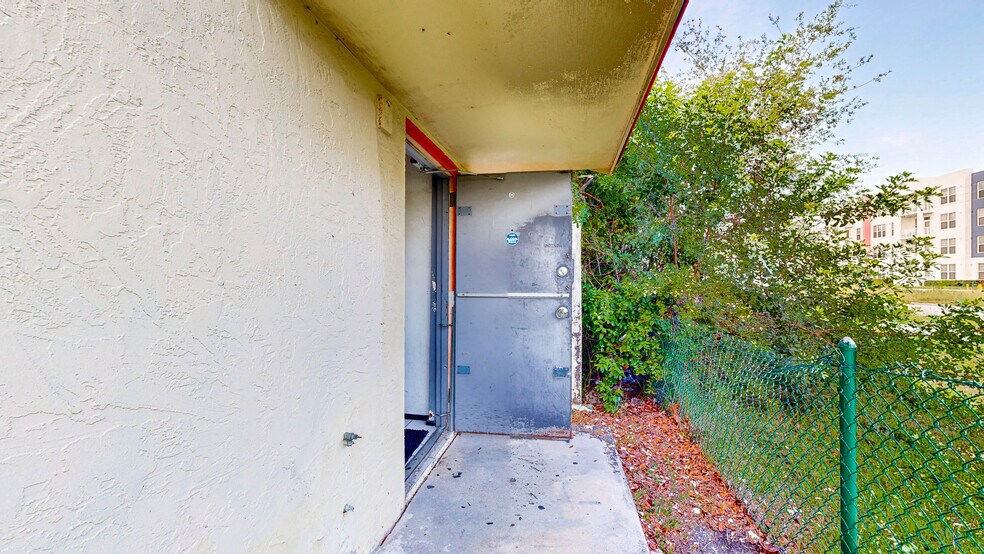 More Photos Of 27330 S Dixie Hwy, Homestead Storefront Retail Office For Sale