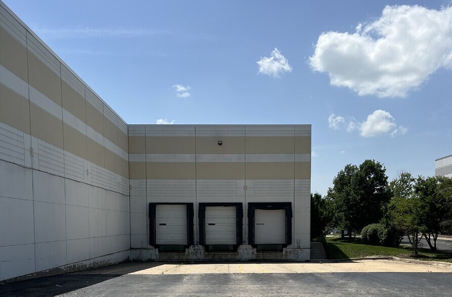 More Photos Of 1440 Davey Rd, Woodridge Warehouse For Lease