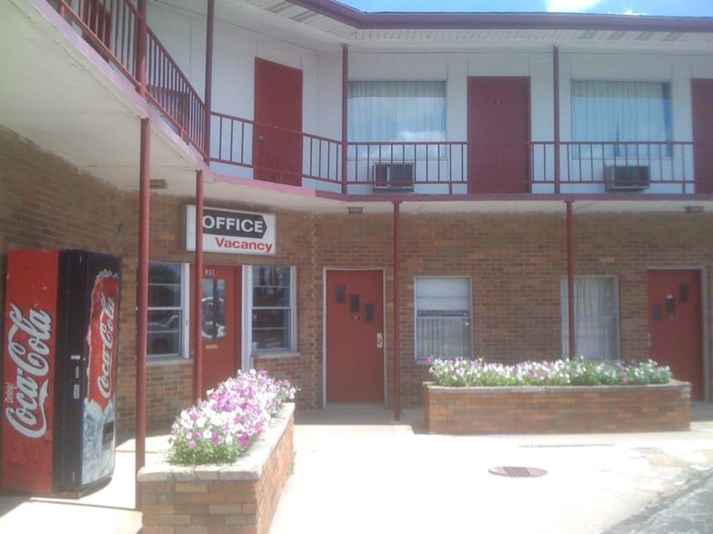 Primary Photo Of 951 W Reynolds St, Pontiac Hotel For Sale