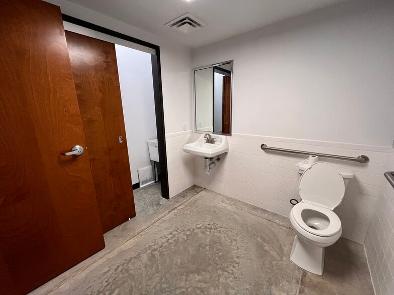 More Photos Of 1101 Main St, Lockhart Freestanding For Lease