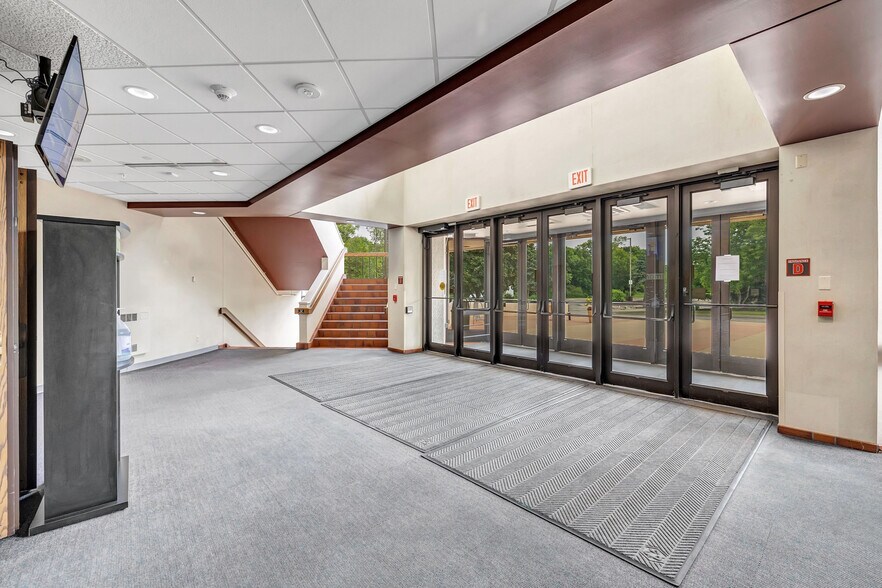 More Photos Of 1100 Employers Blvd, De Pere Office For Lease