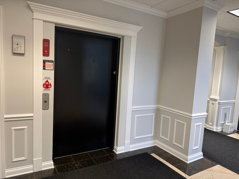 More Photos Of 1880 W Winchester Rd, Libertyville Medical For Sale
