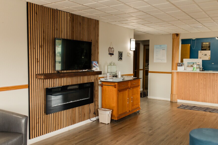 More Photos Of 921 N Lincoln Rd, Escanaba Hotel For Sale