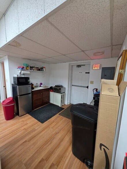 More Photos Of 264 Main St, Lincoln Storefront For Lease