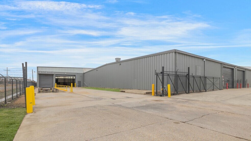 More Photos Of 403 W Admiral Doyle Dr, New Iberia Distribution For Lease