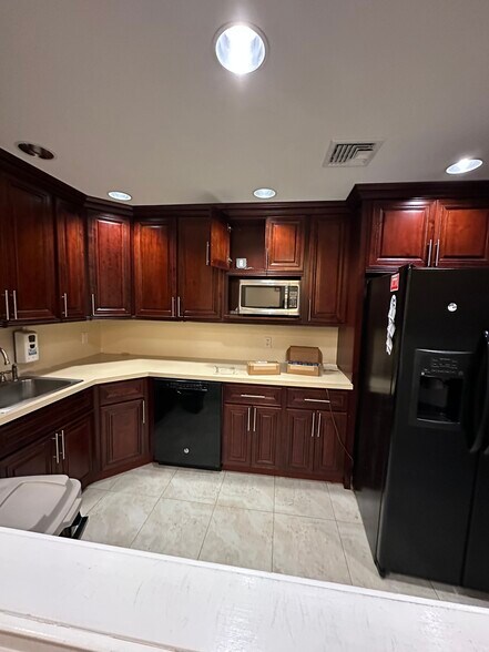 More Photos Of 25 Nassau Ln, Island Park Office For Lease