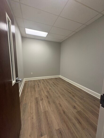 More Photos Of 101 E Market St, Smithfield Office For Lease