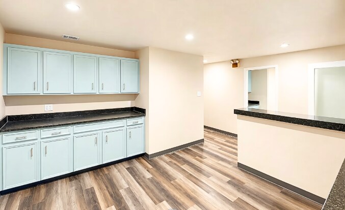 More Photos Of 1721 Cimarron Trl, Hurst Medical For Lease