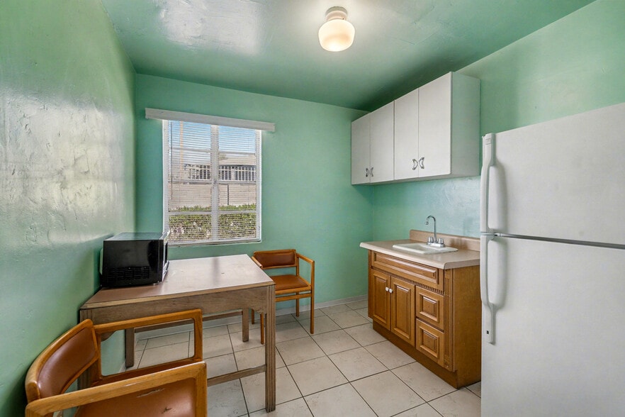 More Photos Of 537 S Country Club Dr, Mesa Hotel For Sale