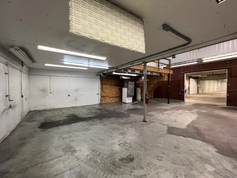 More Photos Of 616A-622 S Main St, Hebron Warehouse For Lease