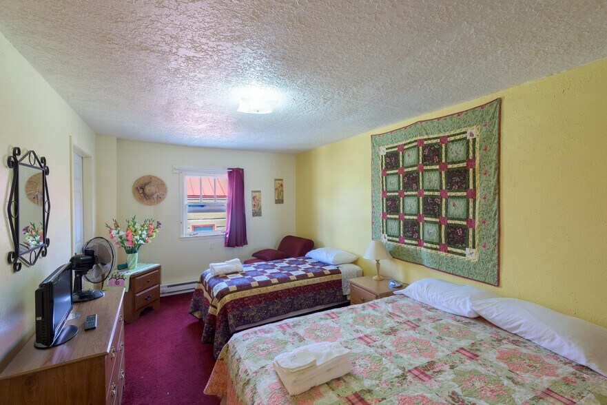 More Photos Of 21 E Pine, Pinedale General Retail For Sale
