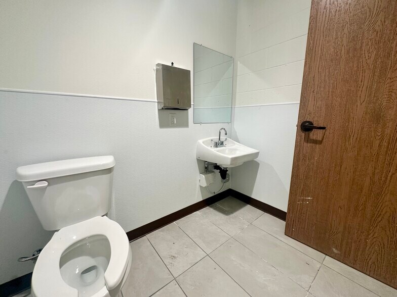 More Photos Of 20611 Plummer St, Chatsworth Warehouse For Lease