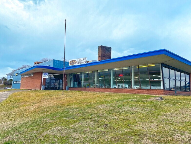 More Photos Of 301 N Enola Dr, Enola Freestanding For Sale