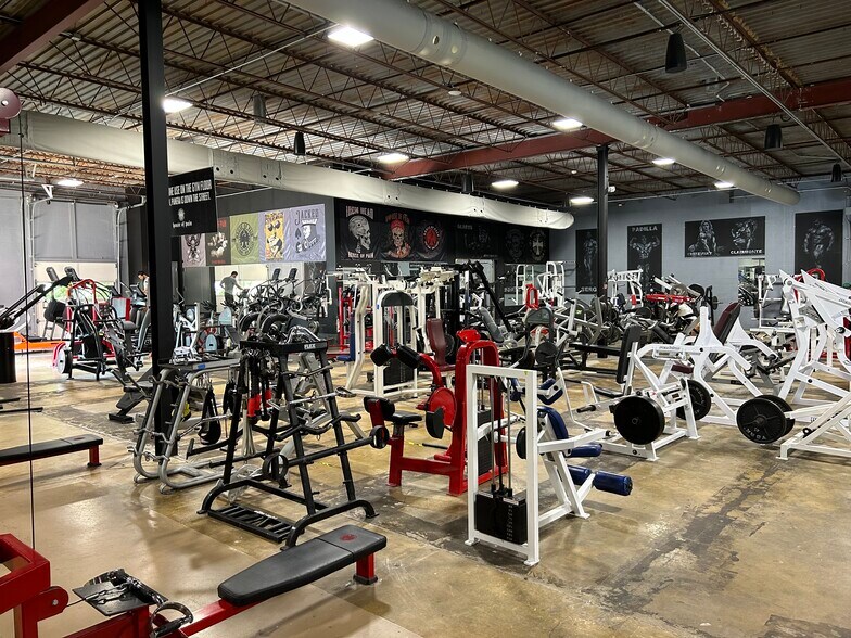 More Photos Of 251-253 Chesterfield Industrial Blvd, Chesterfield Warehouse For Sale