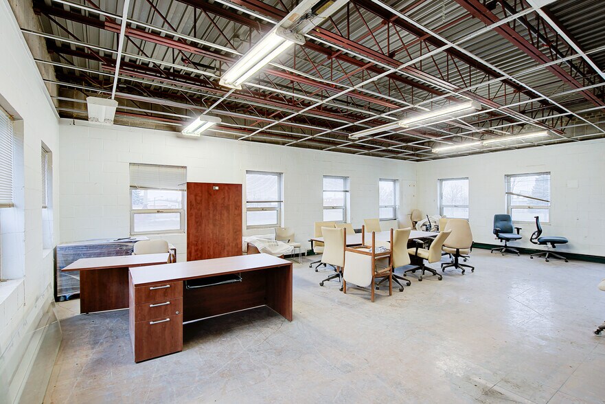 More Photos Of 1375 Rue Brouillette, Saint-hyacinthe Manufacturing For Lease