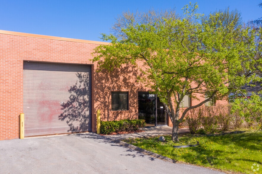 More Photos Of 31711-31715 W 8 Mile Rd, Livonia Warehouse For Lease