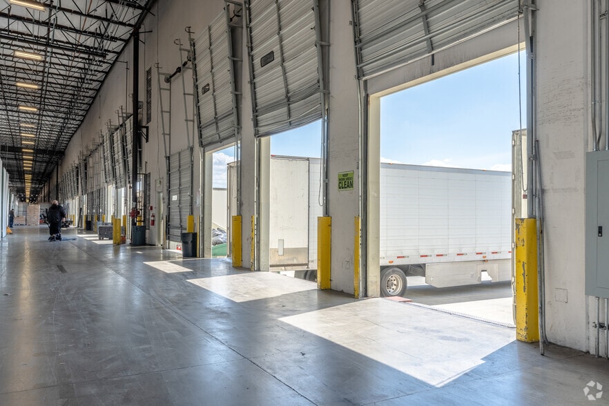 More Photos Of 14600 Innovation Dr, Riverside Warehouse For Lease