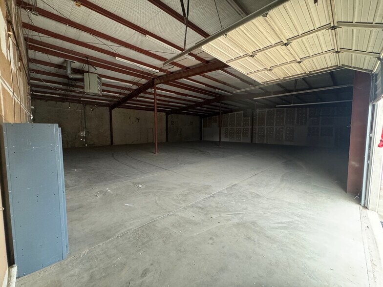 More Photos Of 5209 Davis Blvd, North Richland Hills Light Distribution For Lease