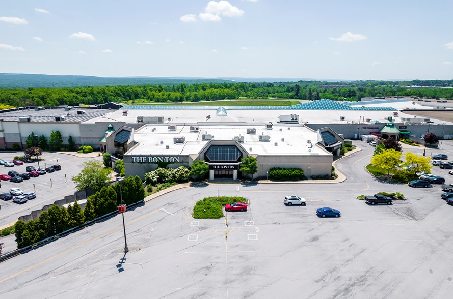 More Photos Of 550 Galleria Dr, Johnstown Department Store For Lease