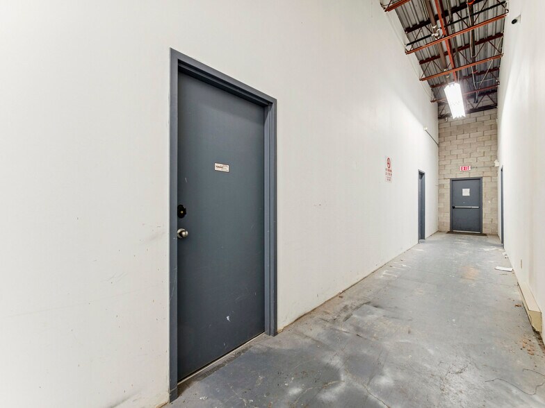 More Photos Of 175 W Beaver Creek Rd, Richmond Hill Light Distribution For Sale