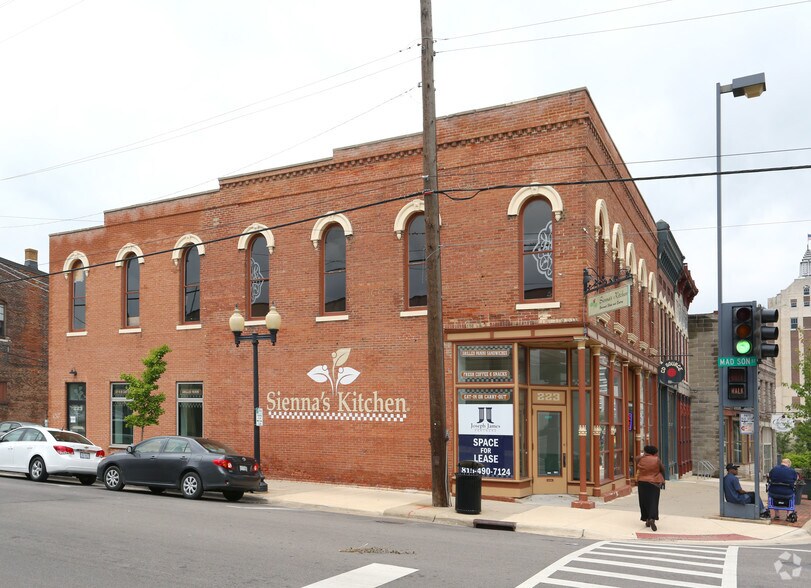 More Photos Of 221-223 E State St, Rockford Storefront Retail Residential For Lease