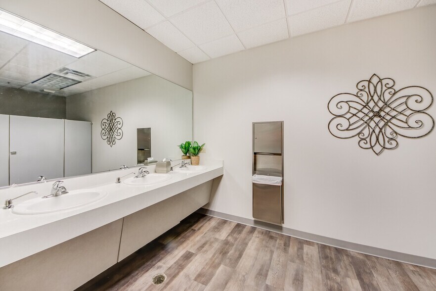 More Photos Of 10700 Abbotts Bridge Rd, Johns Creek General Retail For Lease