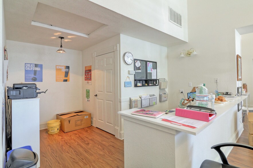 More Photos Of 449-455 San Benito St, Hollister Storefront Retail Office For Lease