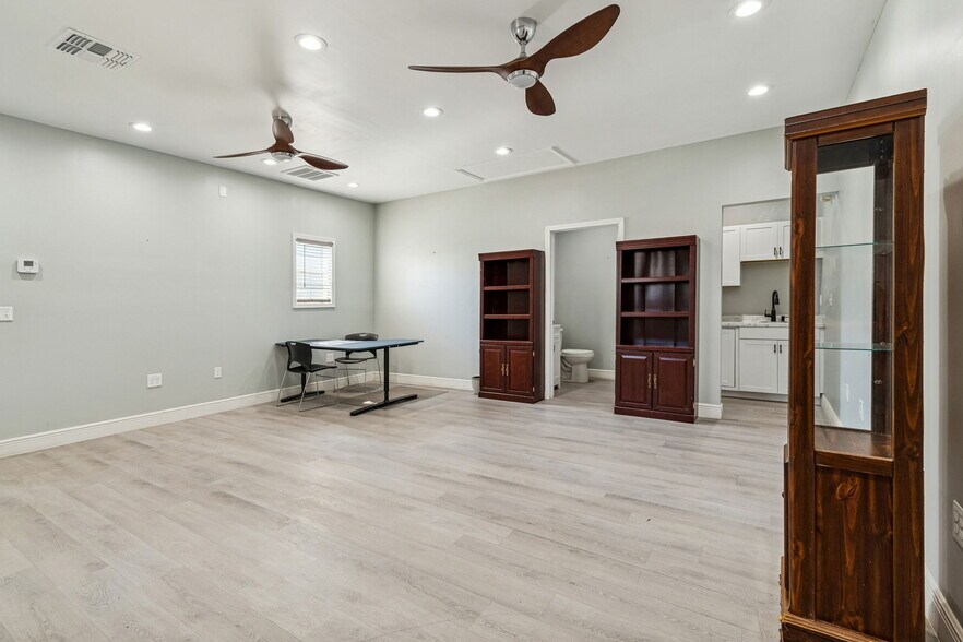 More Photos Of 2820 N 34th St, Tampa Warehouse For Lease