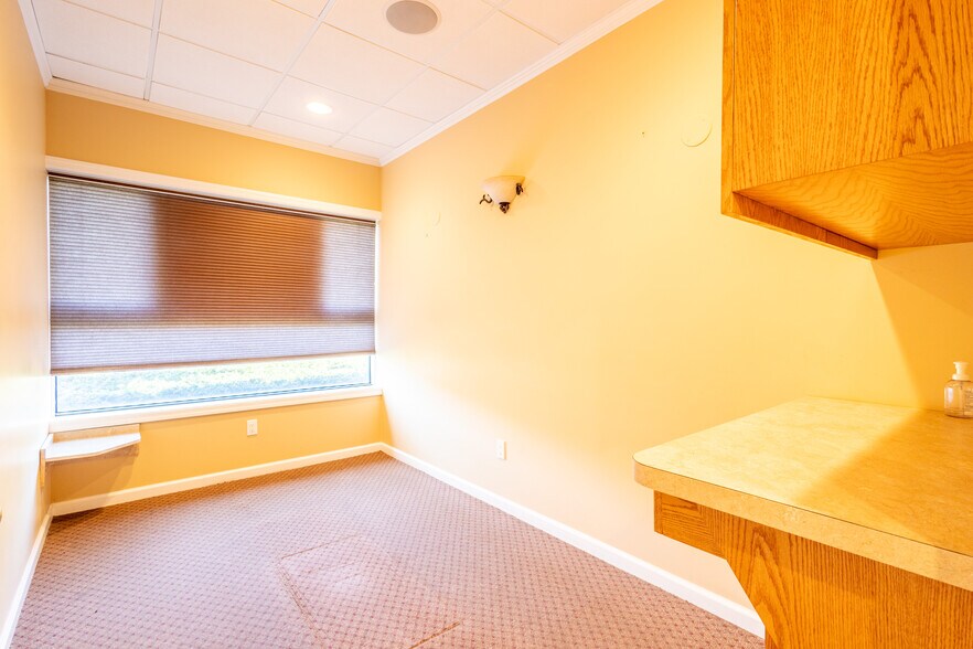 More Photos Of 189 Main Rd, Riverhead Medical For Lease