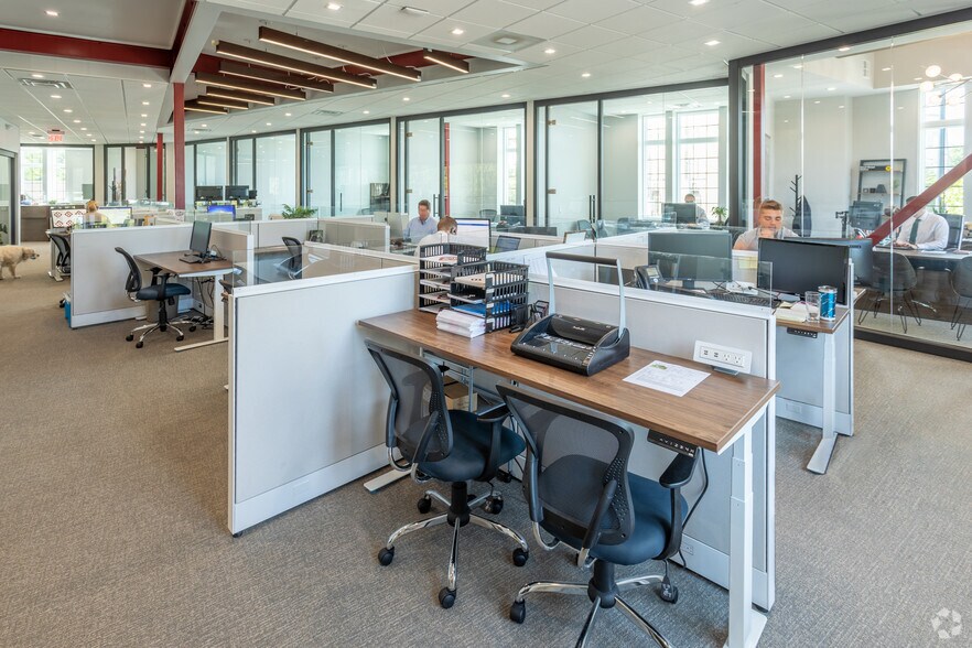 More Photos Of 17108 Mack Ave, Grosse Pointe Office For Lease