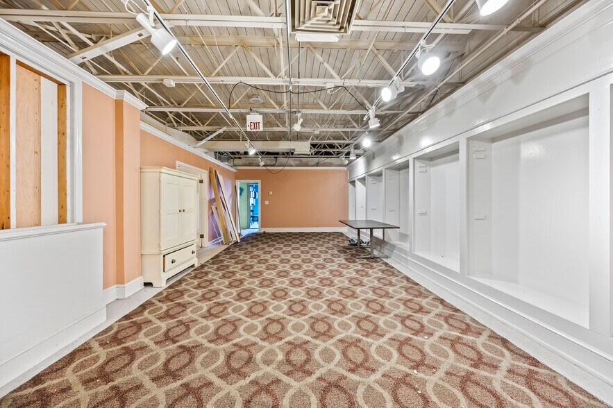 More Photos Of 1690 W English Rd, High Point Showroom For Sale