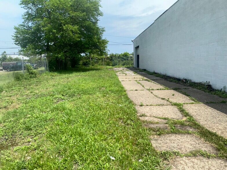 More Photos Of 18090 Mount Elliott St, Detroit Warehouse For Sale