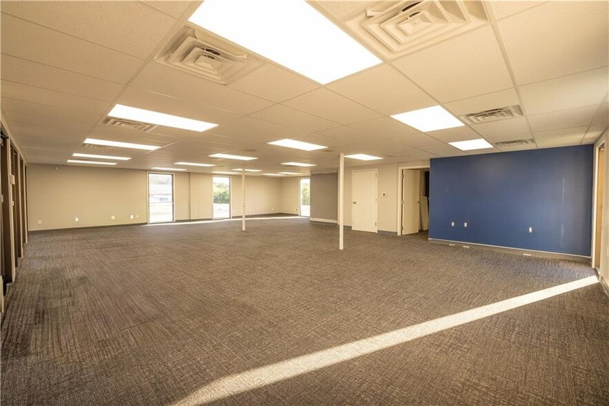 More Photos Of 4216 S Hocker Dr, Independence Office For Sale