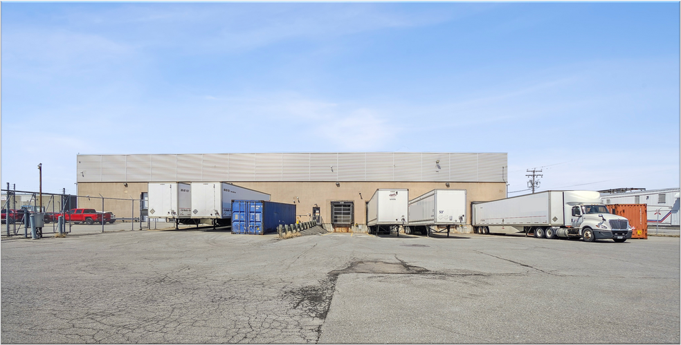 More Photos Of 3500 Aut Transcanadienne, Pointe-claire Distribution For Sale