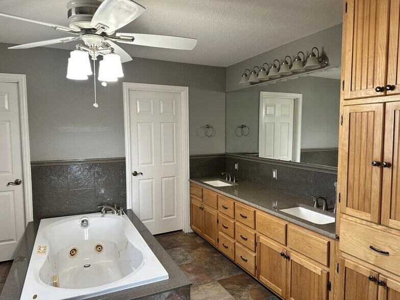 More Photos Of 1782 Key Ln, Abilene Office For Lease