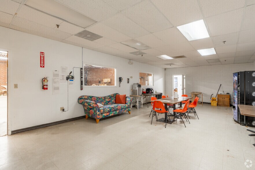 More Photos Of 980 3rd Ave SE, Hickory Warehouse For Sale