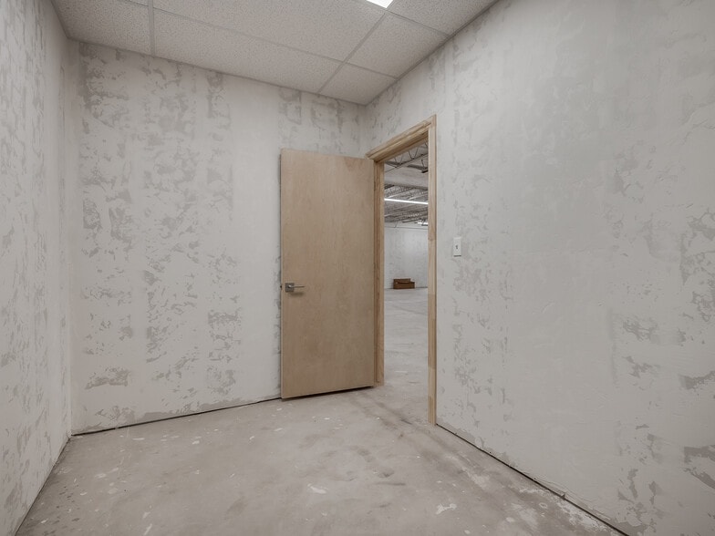 More Photos Of 4403-4411 SW 3rd St, Oklahoma City Showroom For Sale