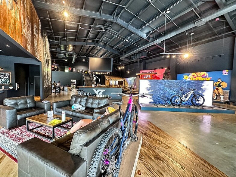 More Photos Of 306 S Main St, Bentonville Storefront For Lease