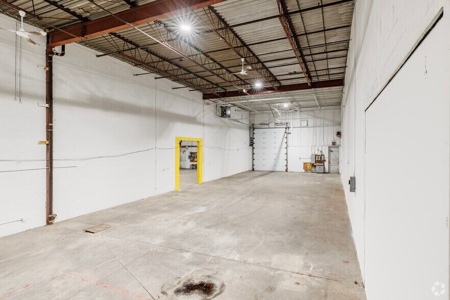 More Photos Of 4800 Boul Kimber, Longueuil Warehouse For Lease