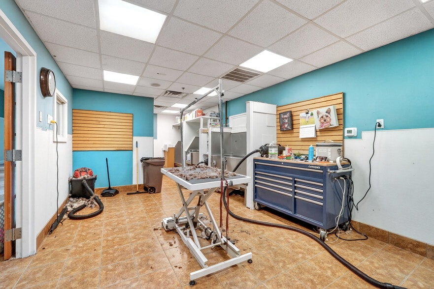 More Photos Of 140 Summer St, Holliston Veterinarian Kennel For Sale